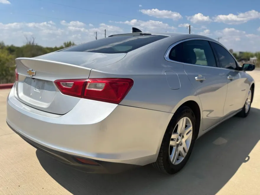 2017 Chevrolet Malibu LS photo 1