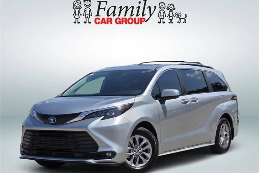 2025 Toyota Sienna XLE photo 1