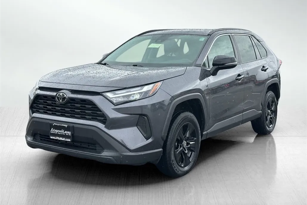 2022 Toyota RAV4 XLE photo 1