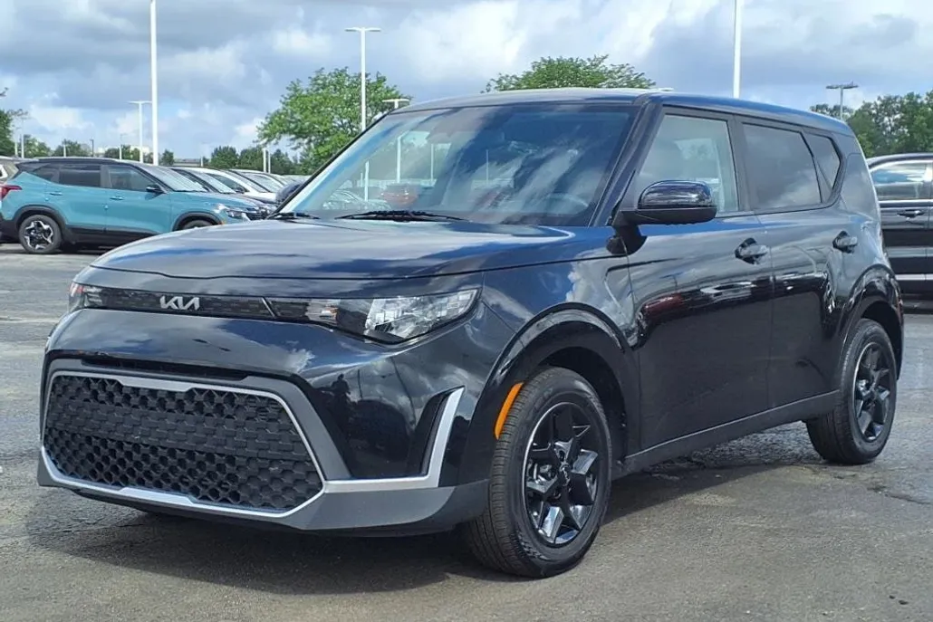 2023 Kia Soul LX photo 1