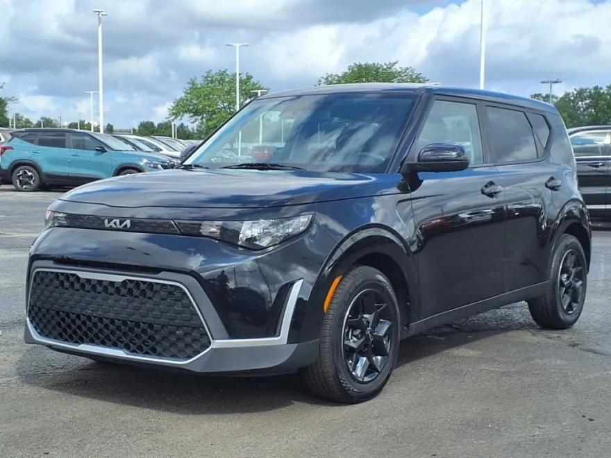 2023 Kia Soul LX photo 1