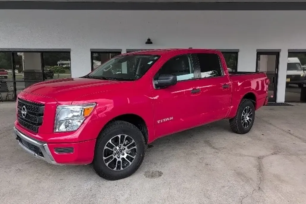 2023 Nissan Titan SV photo 1