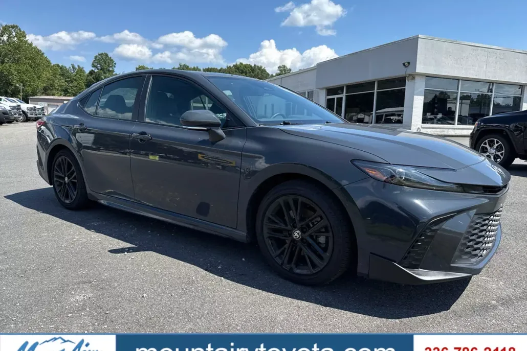 2025 Toyota Camry SE photo 1