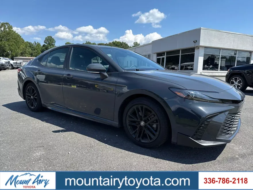 2025 Toyota Camry SE photo 1