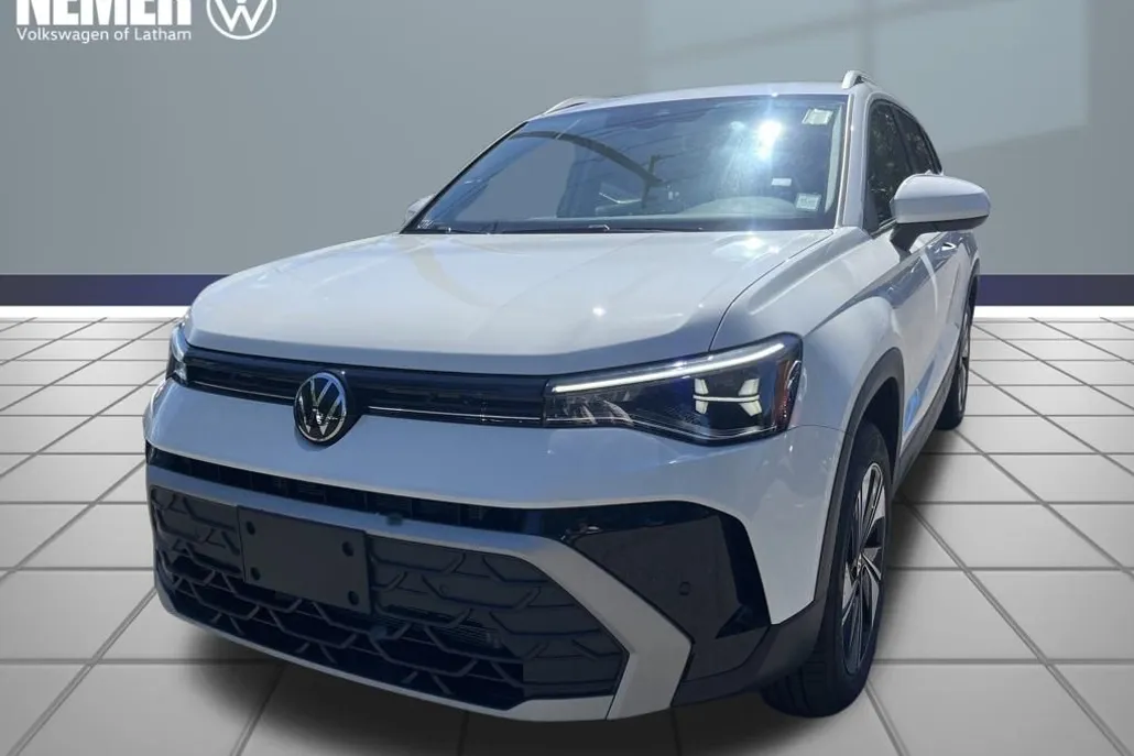 2025 Volkswagen Taos SE photo 1
