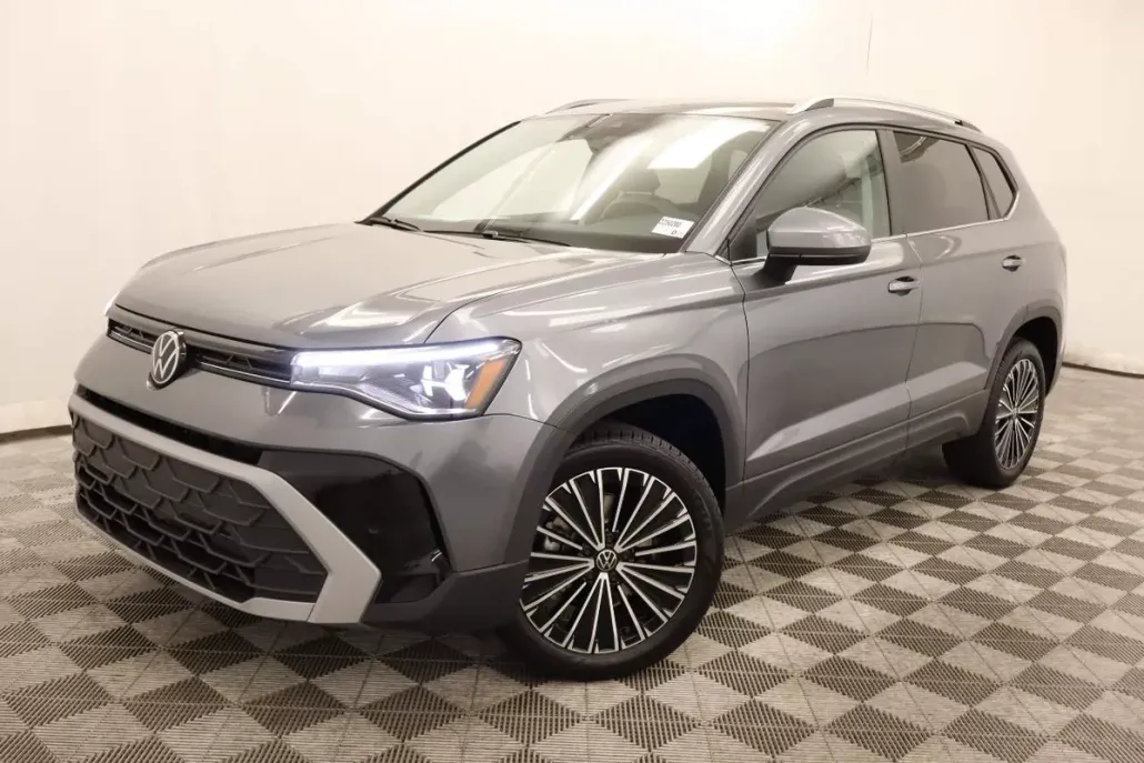 2025 Volkswagen Taos SE photo 1