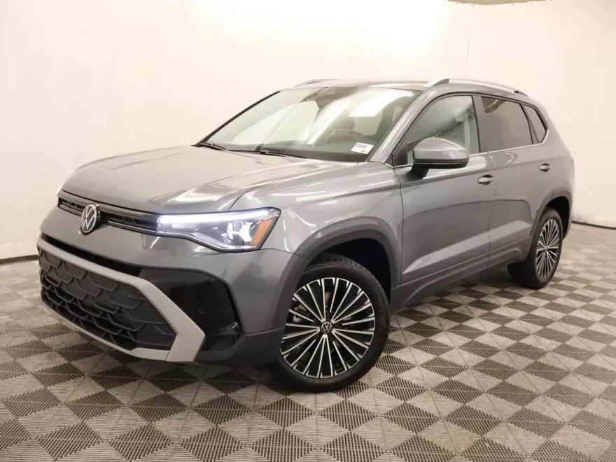 2025 Volkswagen Taos SE photo 1