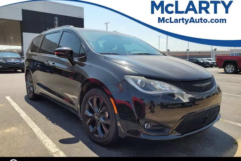 2019 Chrysler Pacifica Limited photo 1