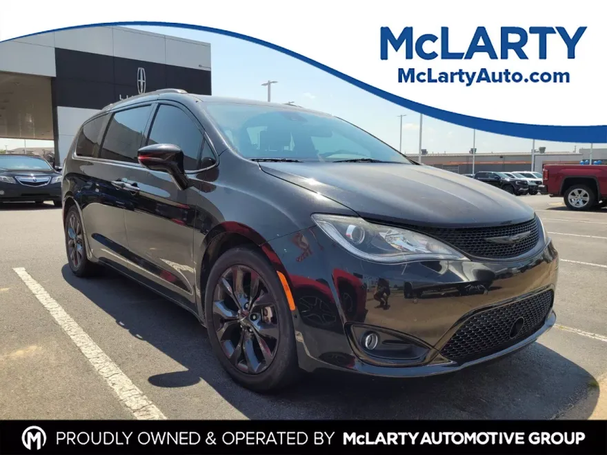 2019 Chrysler Pacifica Limited photo 1