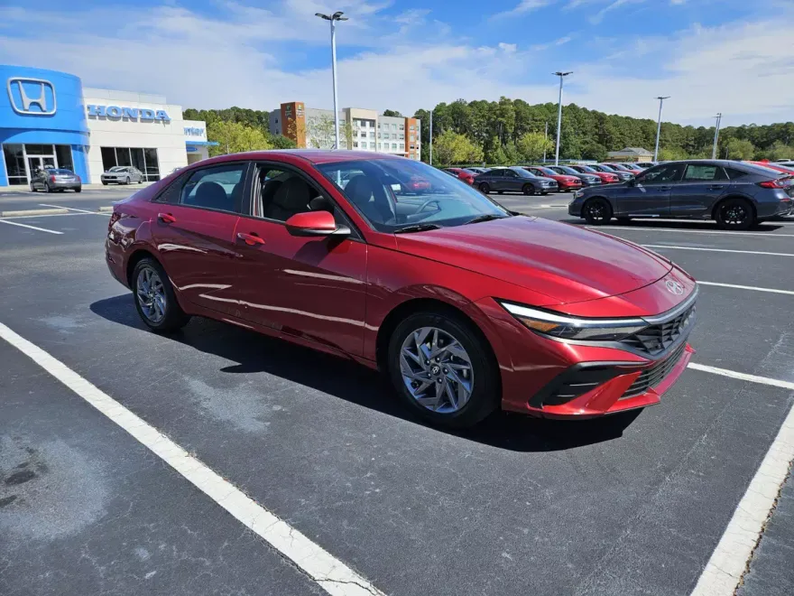 2024 Hyundai Elantra SEL photo 1