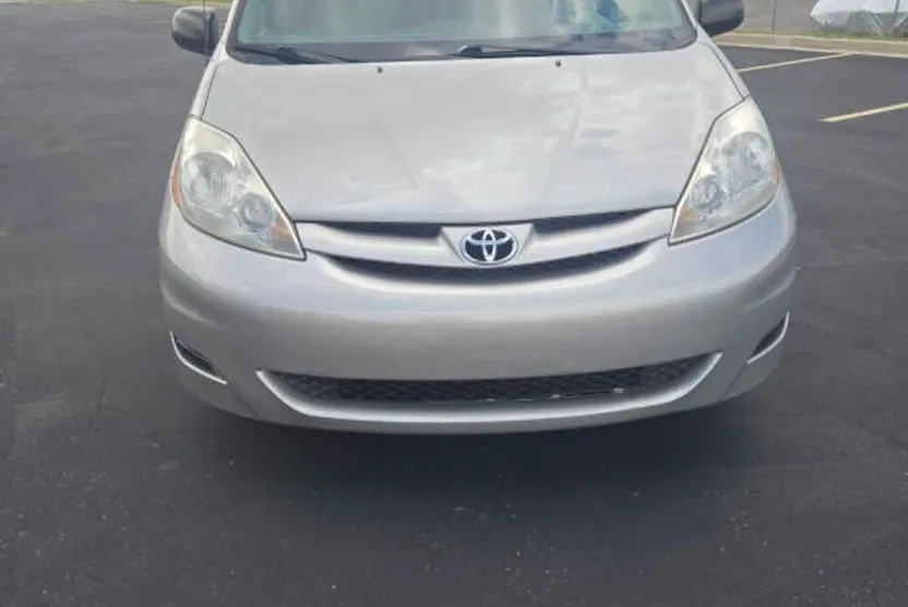 2009 Toyota Sienna LE photo 1