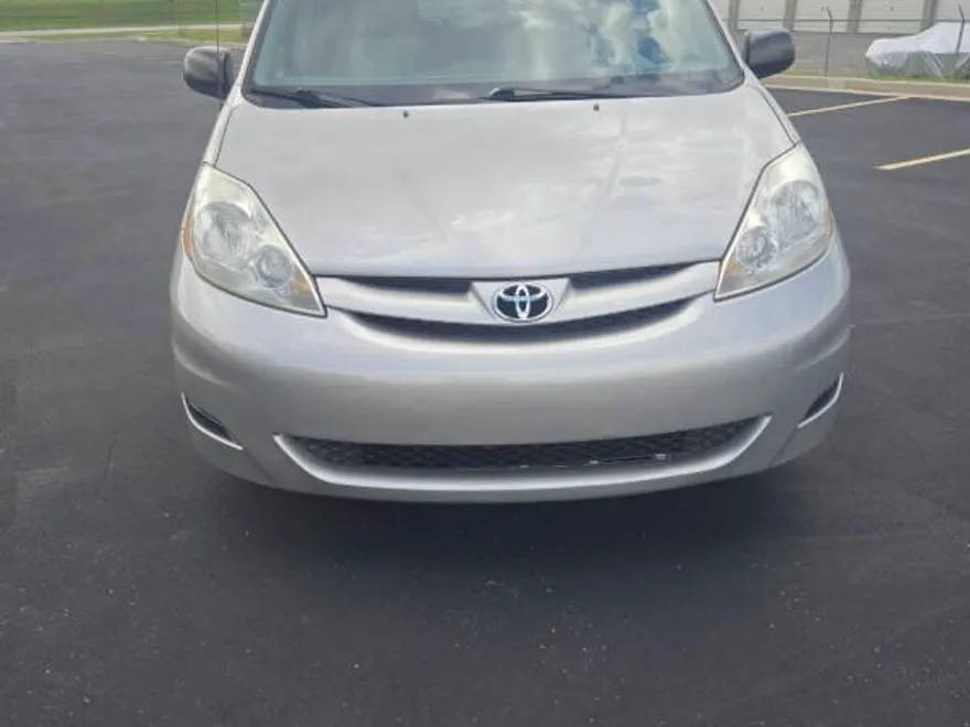 2009 Toyota Sienna LE photo 1