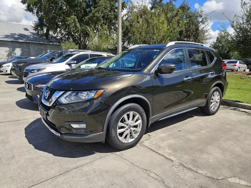 2017 Nissan Rogue SV photo 1