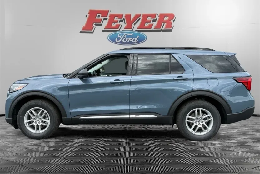 2025 Ford Explorer photo 1
