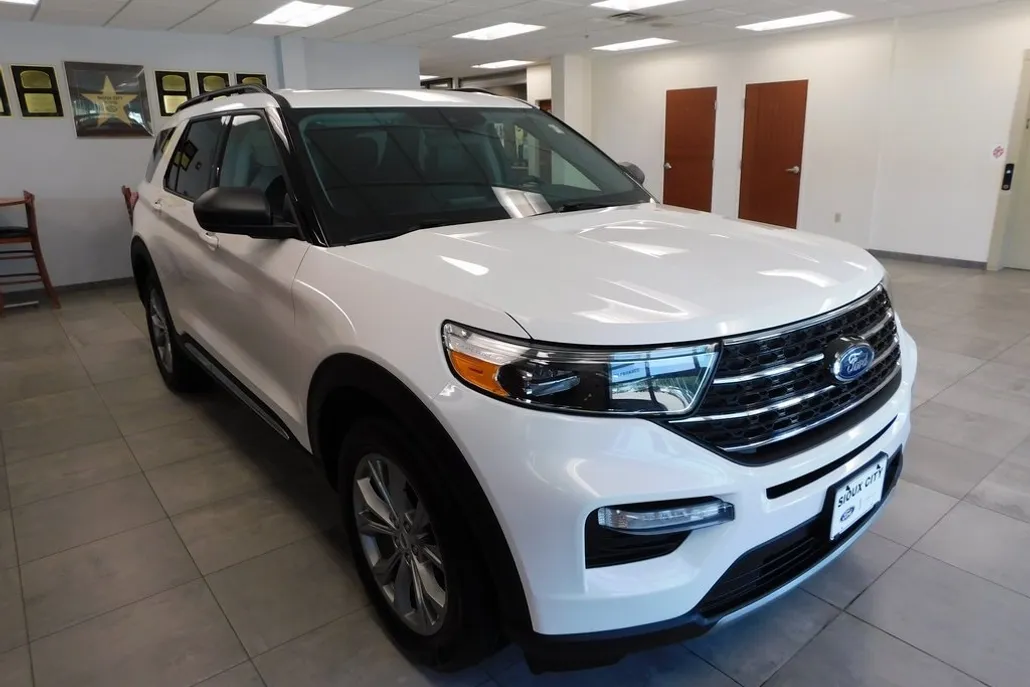 2023 Ford Explorer XLT photo 1