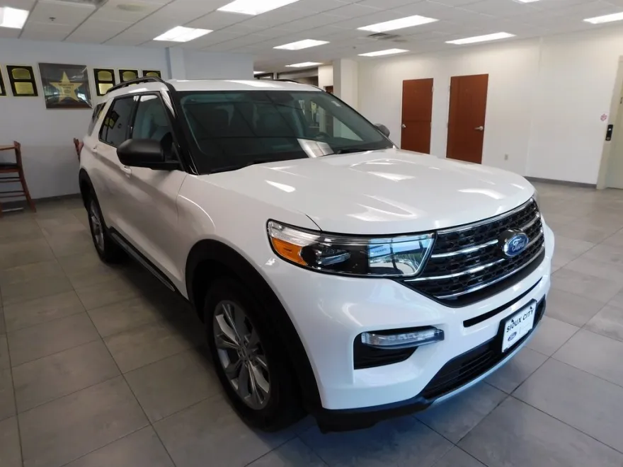 2023 Ford Explorer XLT photo 1