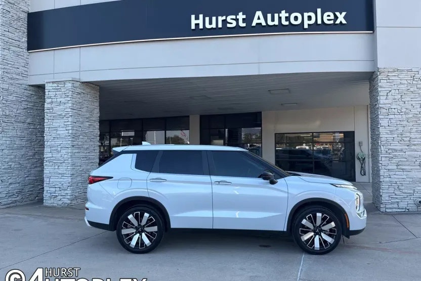 2024 Mitsubishi Outlander SE Black Edition photo 1