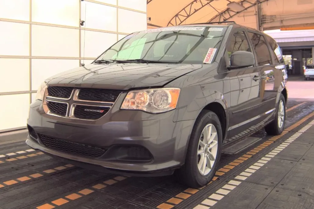 2015 Dodge Grand Caravan SXT photo 1
