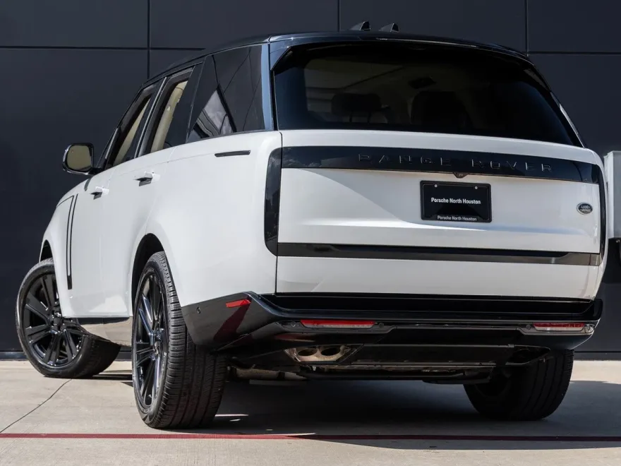 2023 Land Rover Range Rover SE photo 6