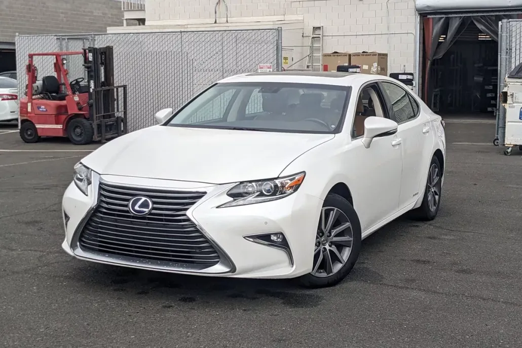 2016 Lexus ES 300h photo 1
