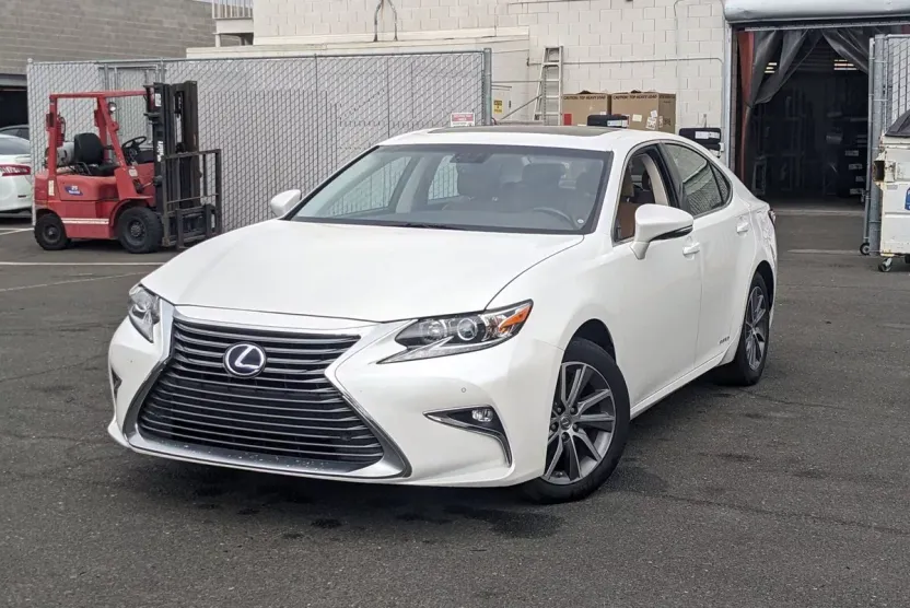 2016 Lexus ES 300h photo 1