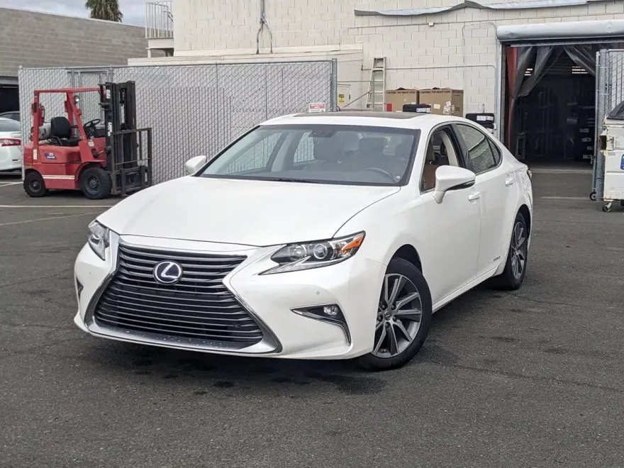 2016 Lexus ES 300h photo 1