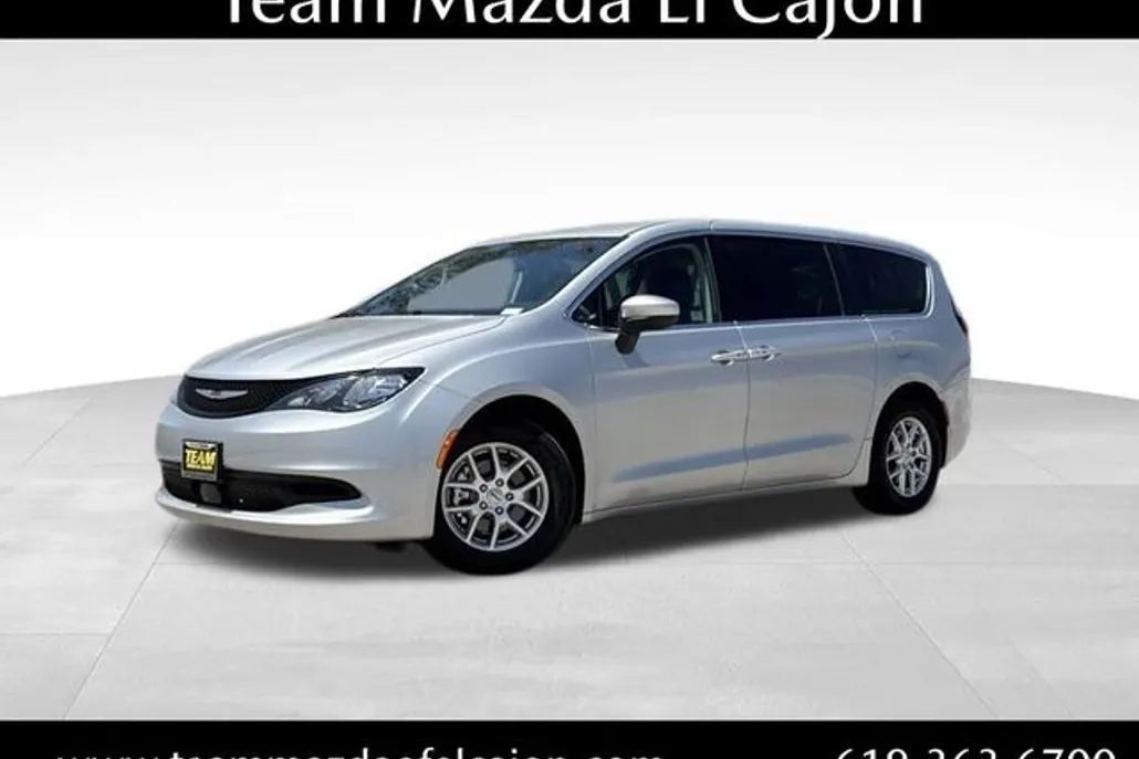 2022 Chrysler Voyager LX photo 1