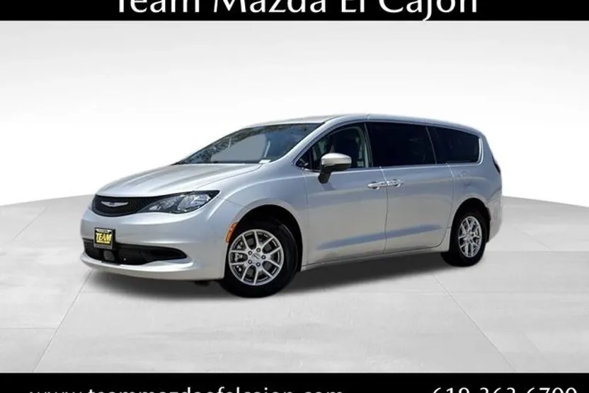 2022 Chrysler Voyager LX photo 1