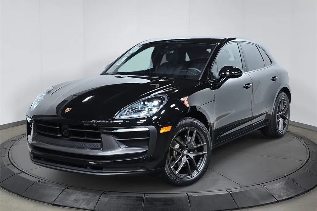 2024 Porsche Macan T photo 1