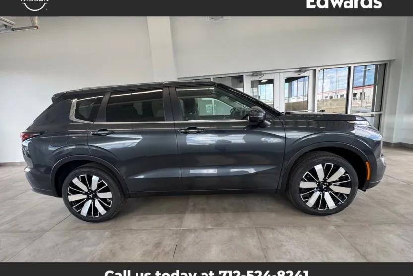2025 Mitsubishi Outlander SE photo 1