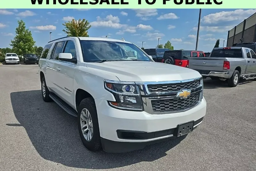 2017 Chevrolet Suburban LT photo 1