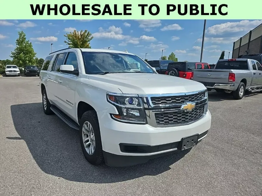 2017 Chevrolet Suburban LT photo 1