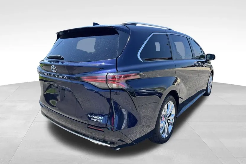 2022 Toyota Sienna Platinum photo 1