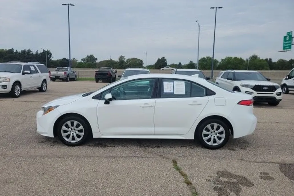2024 Toyota Corolla LE photo 1