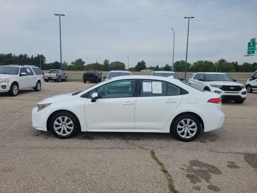 2024 Toyota Corolla LE photo 1