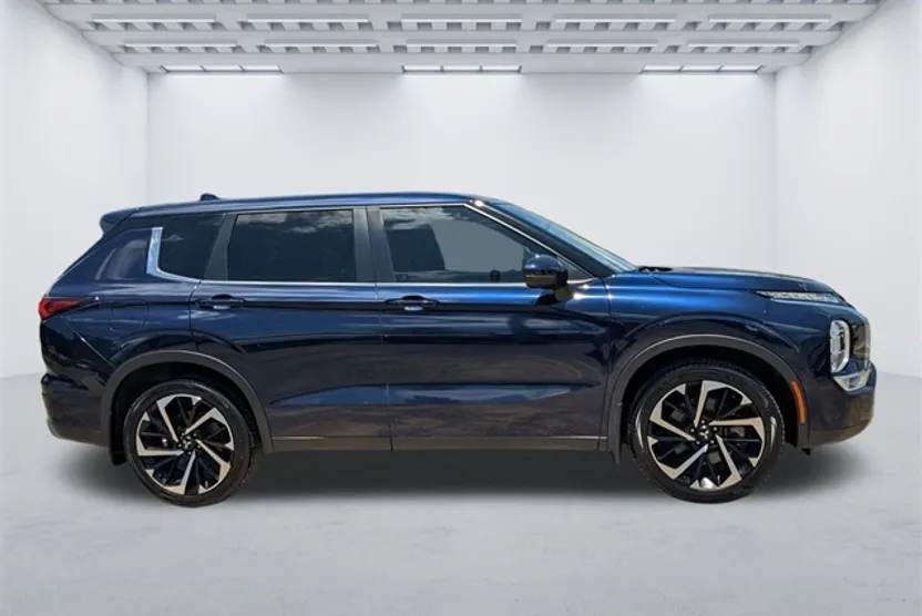 2022 Mitsubishi Outlander SE photo 1