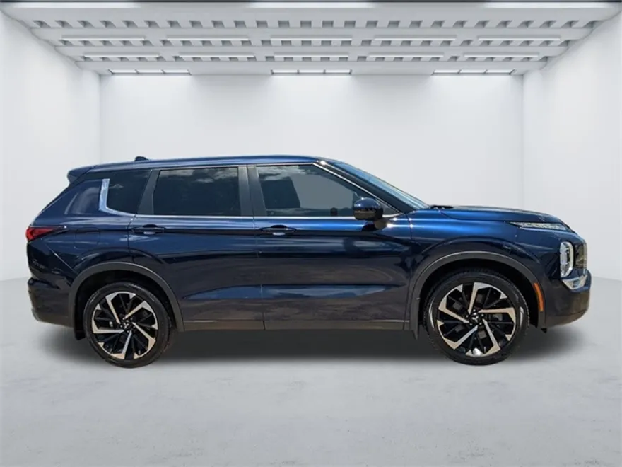 2022 Mitsubishi Outlander SE photo 1