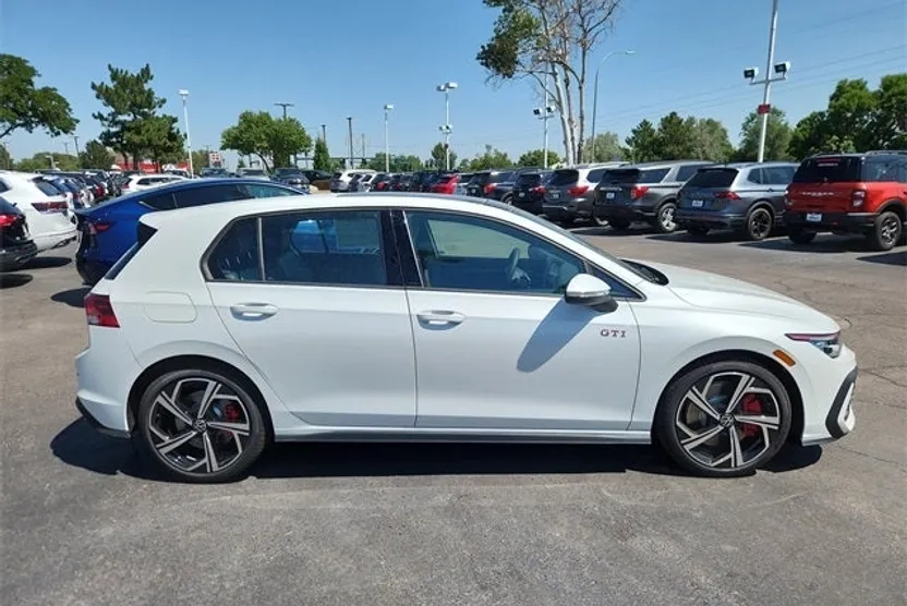 2025 Volkswagen Golf GTI SE photo 1