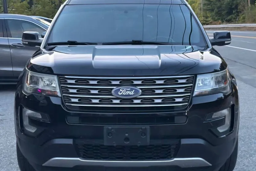 2017 Ford Explorer XLT photo 1