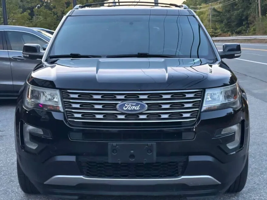 2017 Ford Explorer XLT photo 1