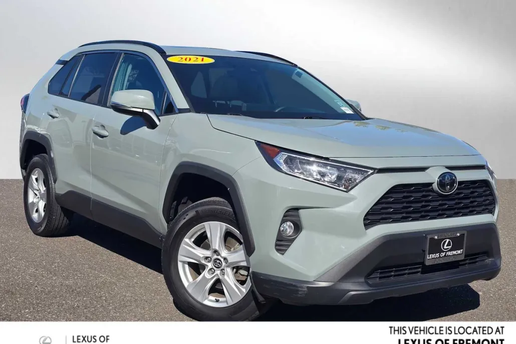 2021 Toyota RAV4 XLE photo 1