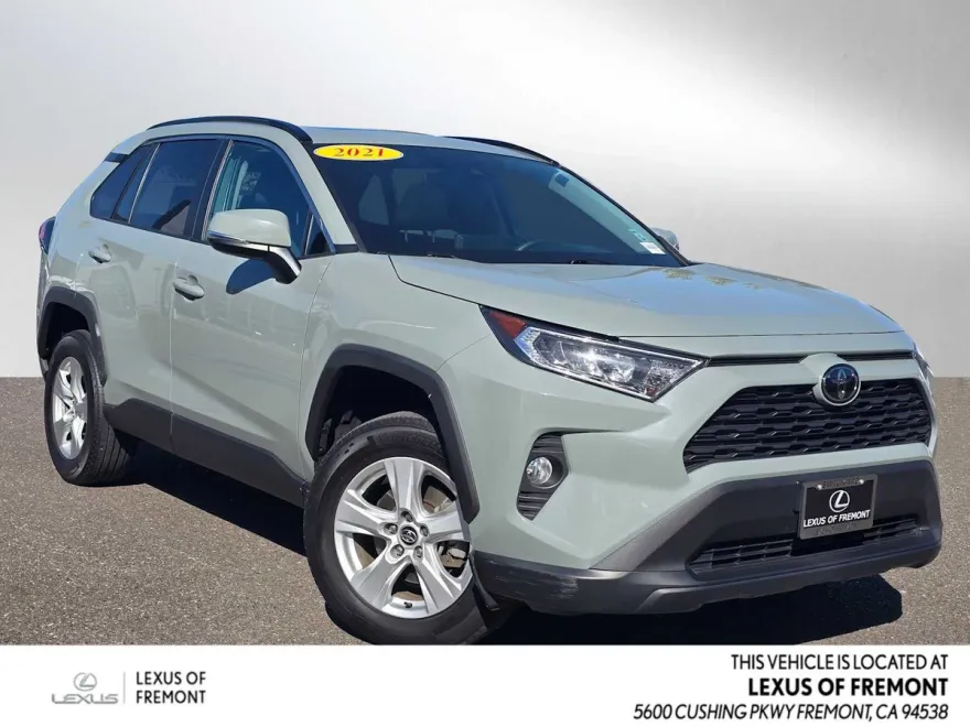 2021 Toyota RAV4 XLE photo 1