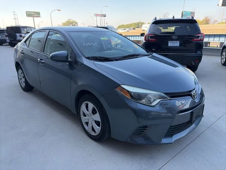 2015 Toyota Corolla LE photo 1