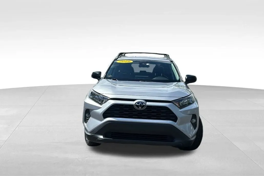 2019 Toyota RAV4 LE photo 1
