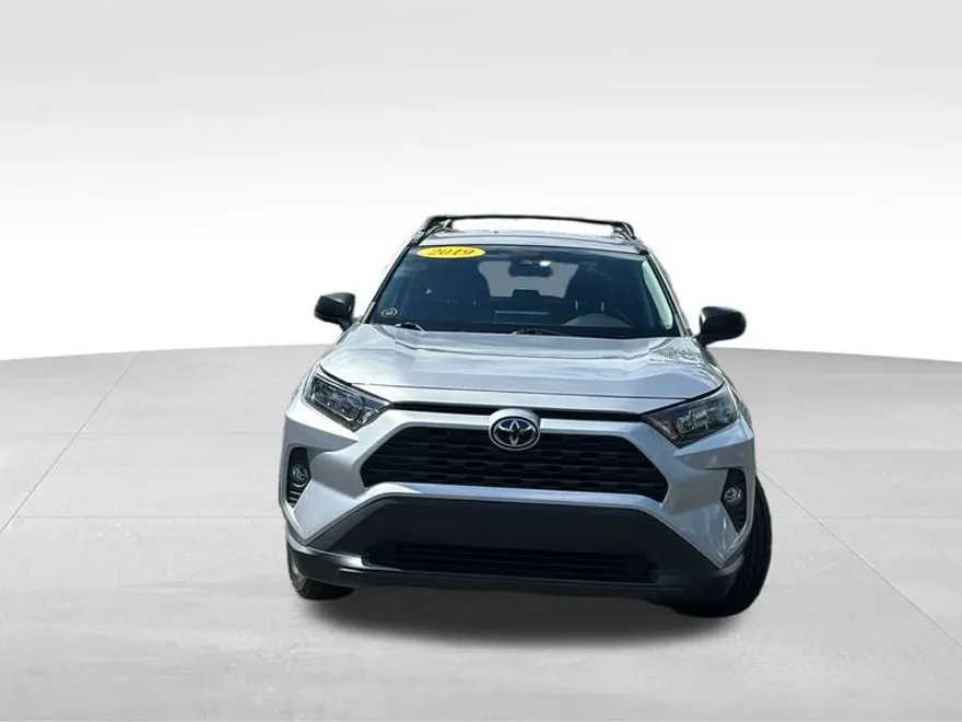 2019 Toyota RAV4 LE photo 1