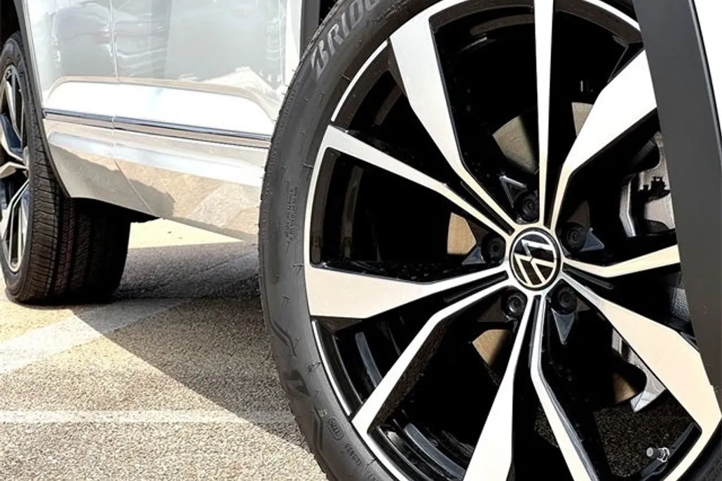 2026 Volkswagen Atlas Cross Sport SEL Premium R-Line photo 1