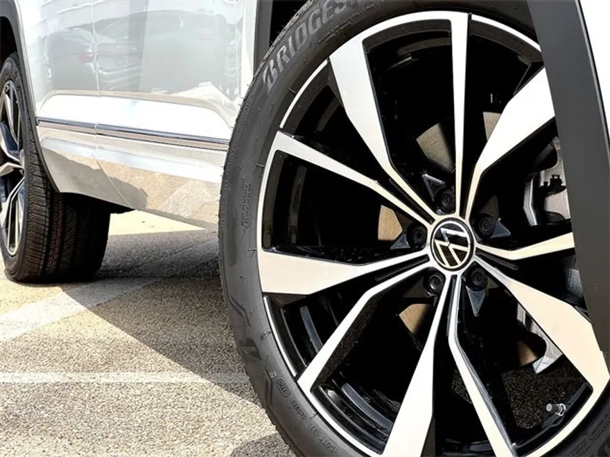 2026 Volkswagen Atlas Cross Sport SEL Premium R-Line photo 1