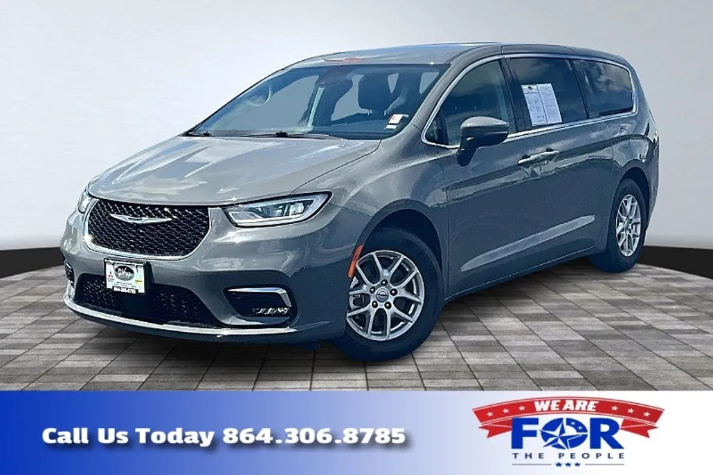 2023 Chrysler Pacifica Touring L photo 1
