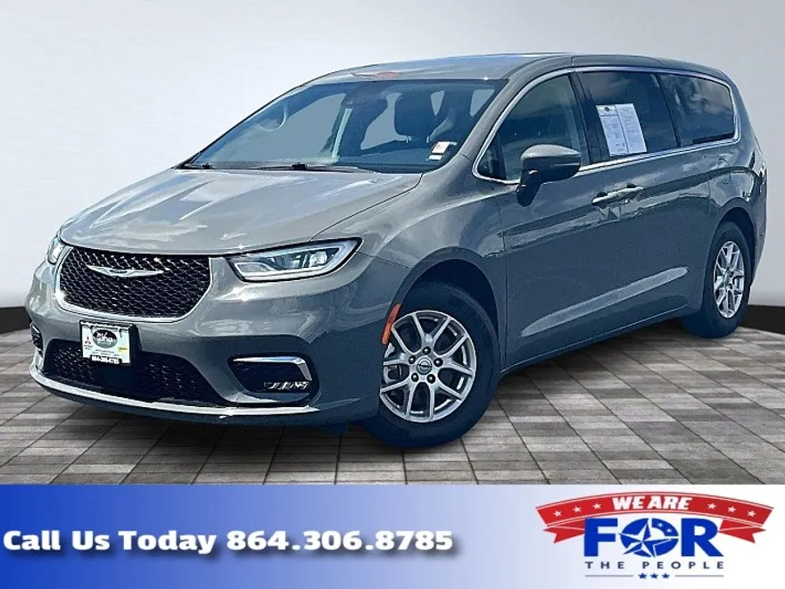 2023 Chrysler Pacifica Touring L photo 1