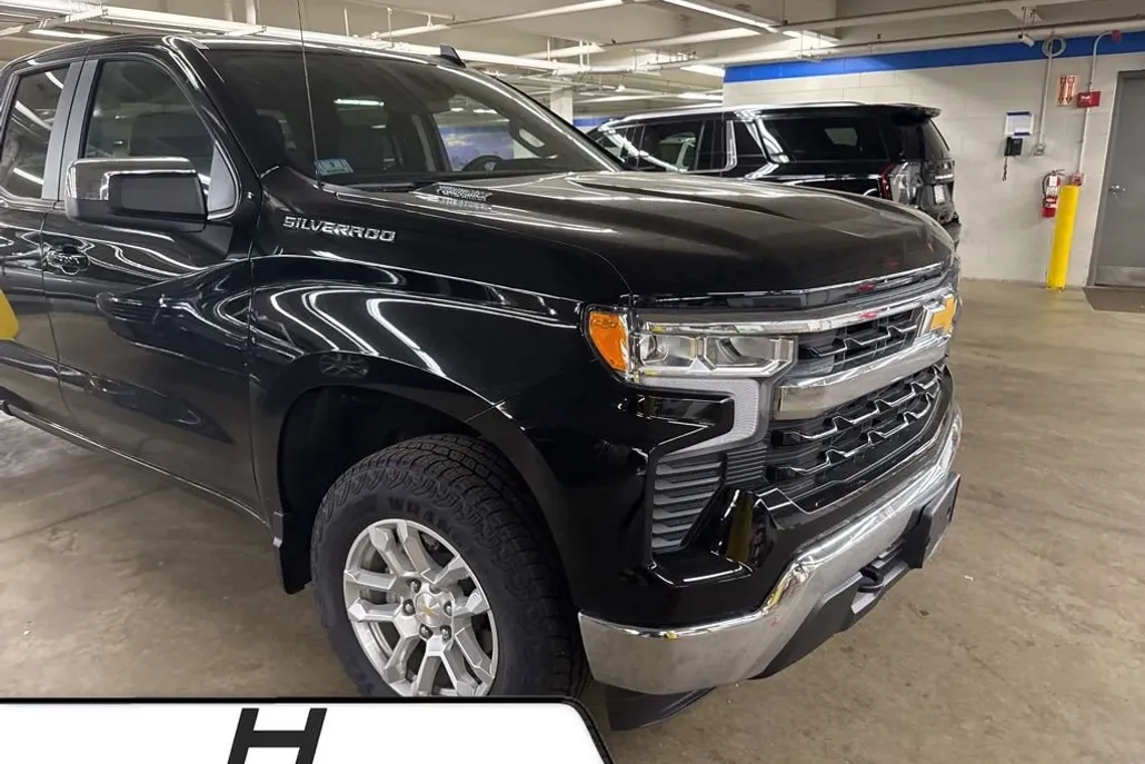 2025 Chevrolet Silverado 1500 LT photo 1